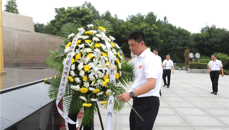 烈士陵園 進(jìn)獻(xiàn)花籃.jpg
