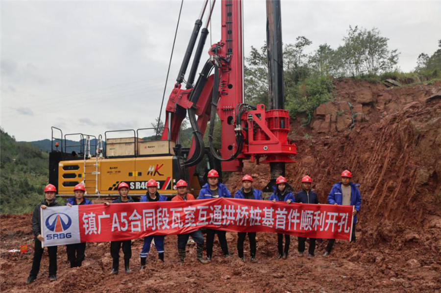 樁基首件順利開孔.jpg 樁基首件順利開孔.jpg